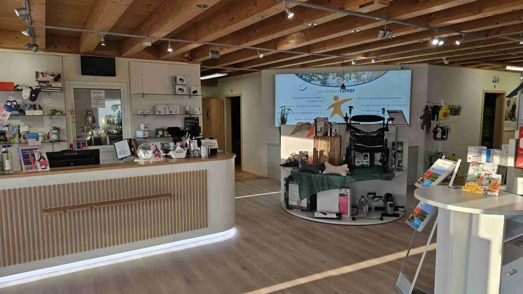 Ausstellungsraum des Sanit&auml;tshauses Pamer mit Sanit&auml;tsbedarf und Mobilit&auml;tshilfen.