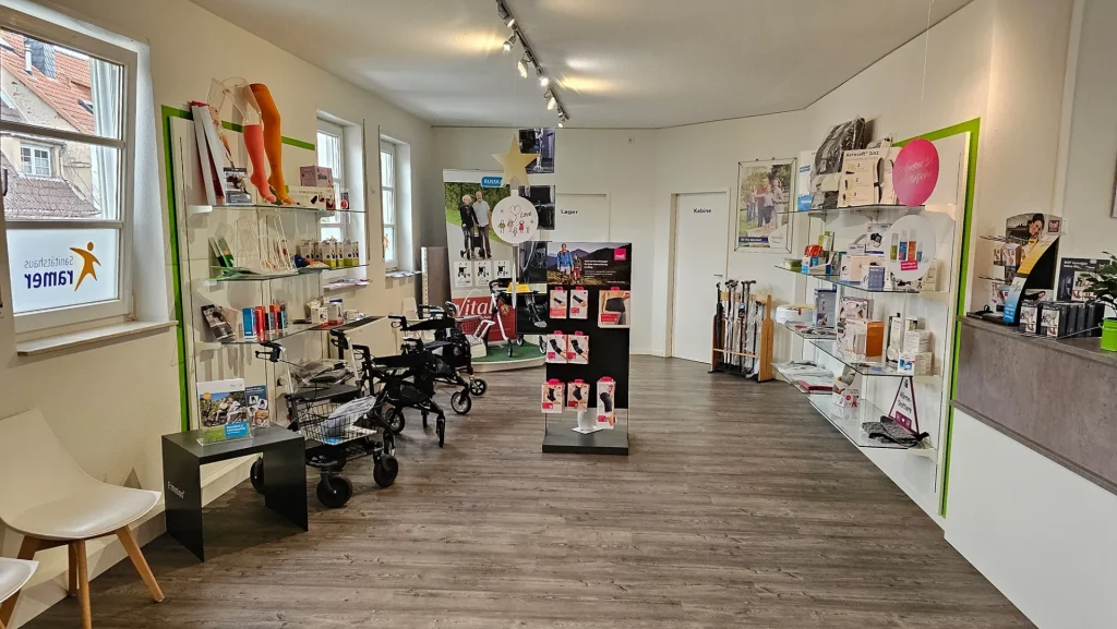 Gut organisierter Sanit&auml;tshaus-Innenraum mit Mobilit&auml;tshilfen, Gehhilfen und St&uuml;tzstr&uuml;mpfen.